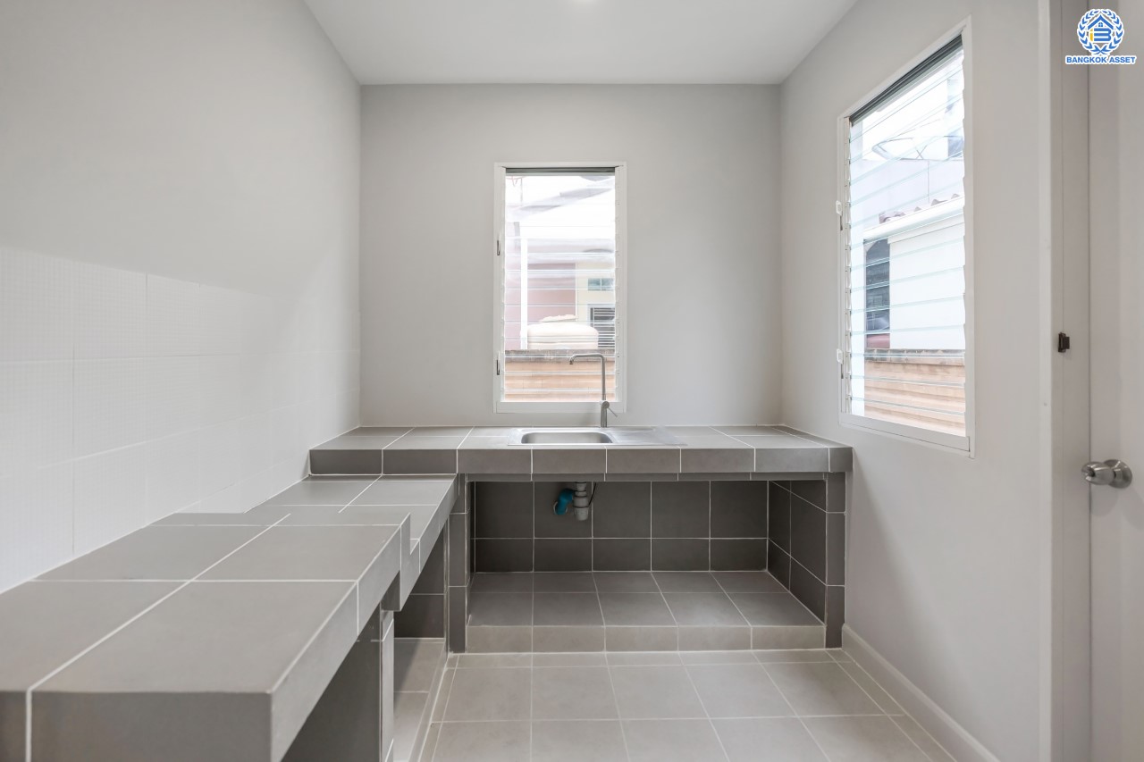 บ้านเดี่ยวมือสองนนทบุรี ม.ฮาบิเทีย ราชพฤกษ์-345 จากแบรนด์คุณภาพ Sansiri เนื้อที่ 50 ตร.ว. ฟังก์ชัน 3 ห้องนอน 2 ห้องน้ำ จอดรถได้ 2 คัน บนทำเลติดถนนใหญ่ 345 พร้อมเชื่อมสู่ราชพฤกษ์, แจ้งวัฒนะ และติวานนท์ ฯลฯ ได้อย่างรวดเร็ว ใกล้ทางด่วน "ศรีสมาน" และรายล้อมด้วยสิ่งอำนวยความสะดวกครบ